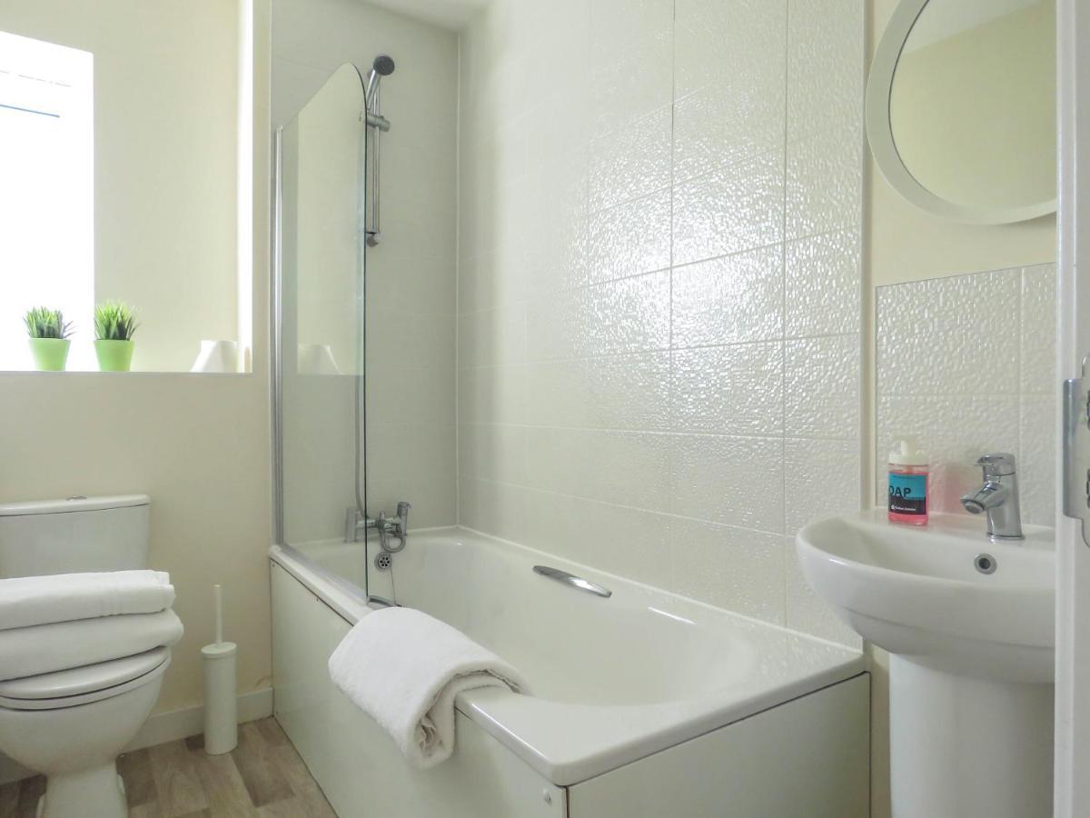 Tudors Esuites 4 Bedroom House Driveway & Garden Бирмингам Екстериор снимка